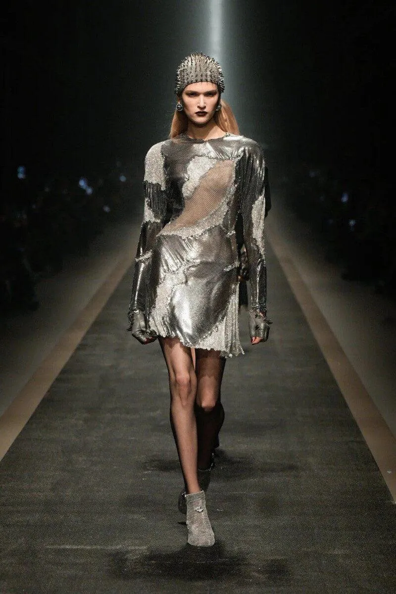 Milan Fashion Week 2025 Versace liquid metal chainmail Milan Fashion Week 2025 Versace liquid metal chainmail