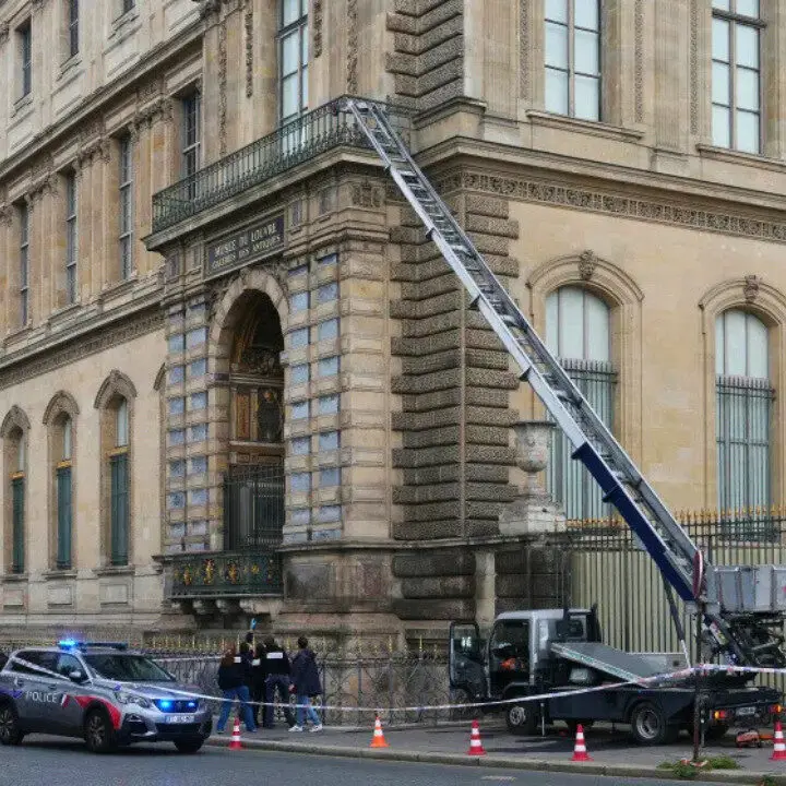 Louvre Heist furniture elevator