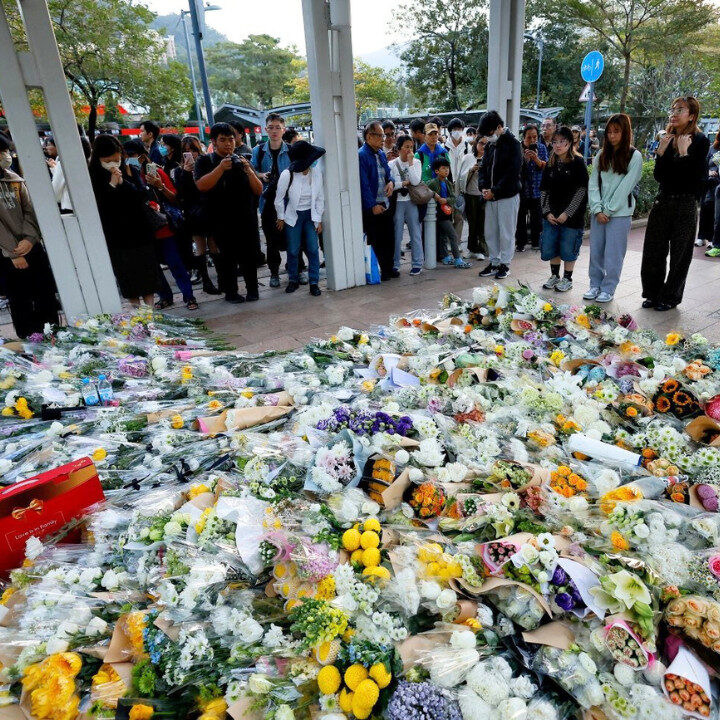 tai po fire tribute, mourners with flowers