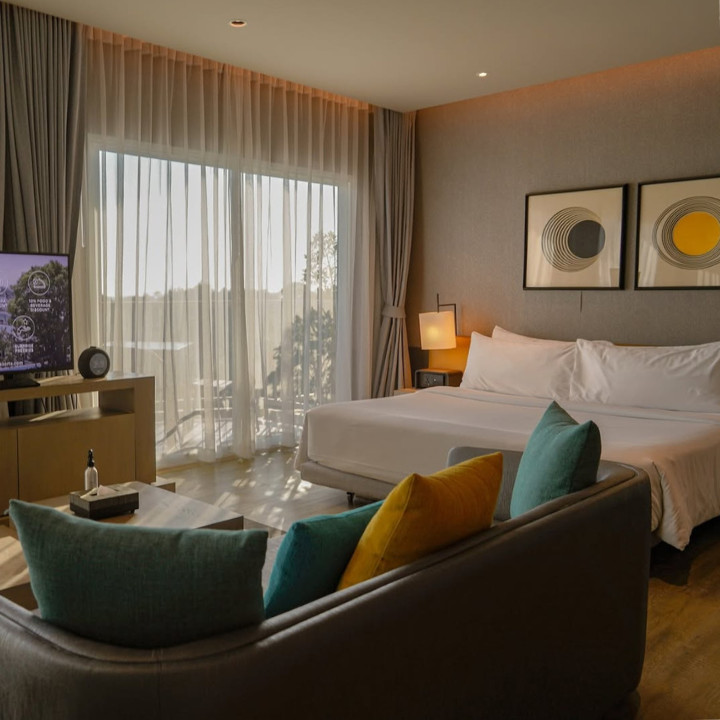 Cross Pattaya Pratamnak Ocean Suites