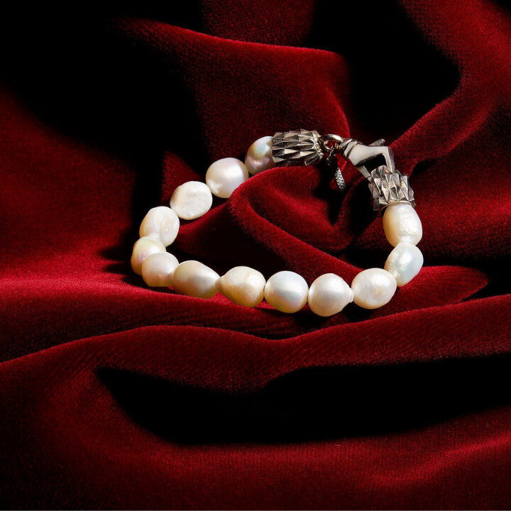 Emanuele Bicocchi pearl bracelet cloud dancer pantone colour of the year