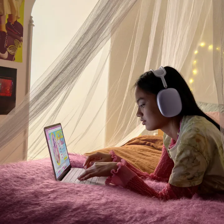 Macbook Neo Apple iphone 17e young consumers