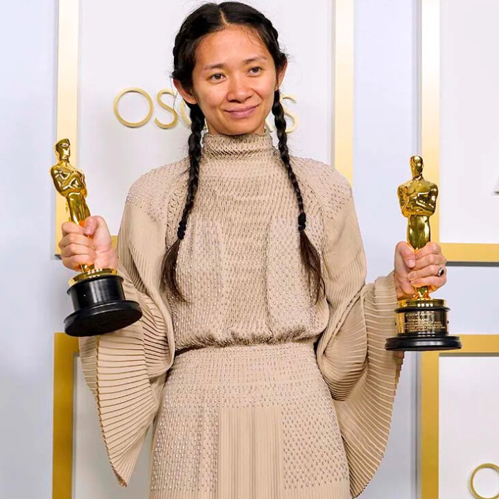 chloé zhao at the 2020 academy awards holding two oscars